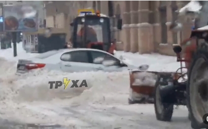 Харьковские коммунальщики «закопали» машину в снег (ВИДЕО)