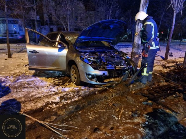 ДТП с опрокидыванием: в Николаеве пьяный водитель на Renault снес ограду (ВИДЕО)