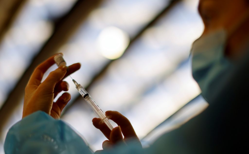 В США одобрили бустерные прививки для подростков