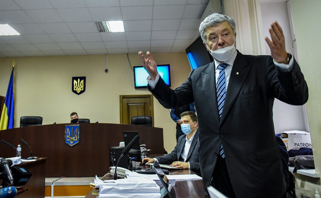 МВД объяснило снятие Порошенко с розыска
