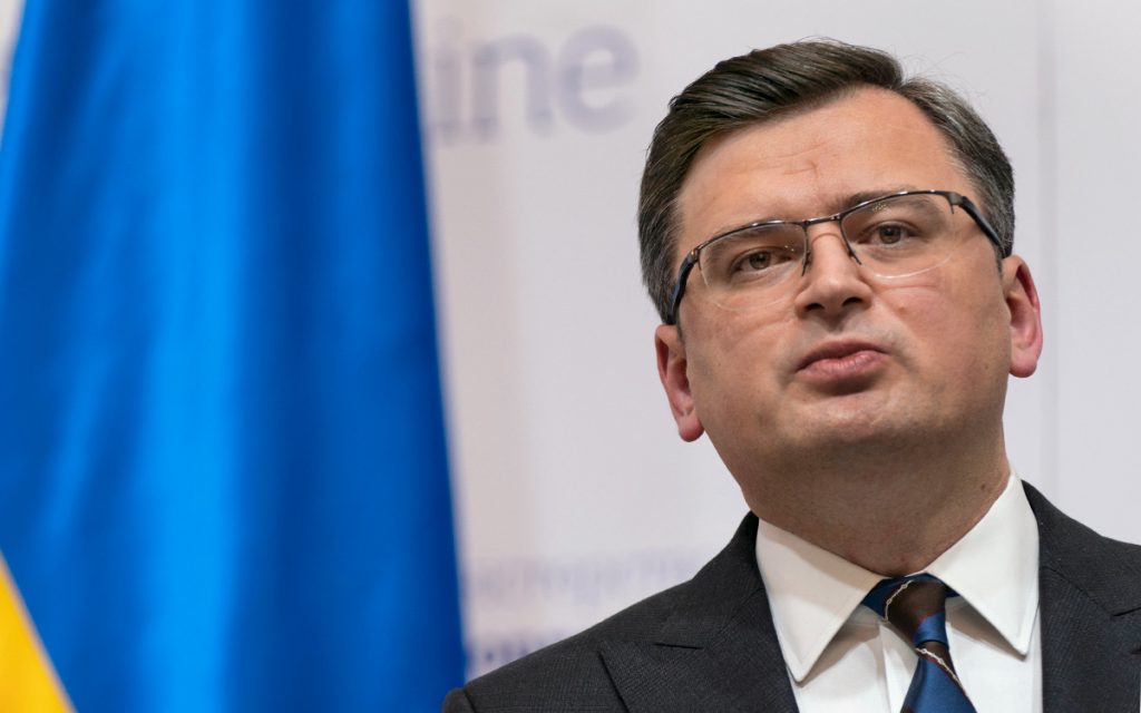 Кулеба призвал украинцев не расшатывать ситуацию паникой