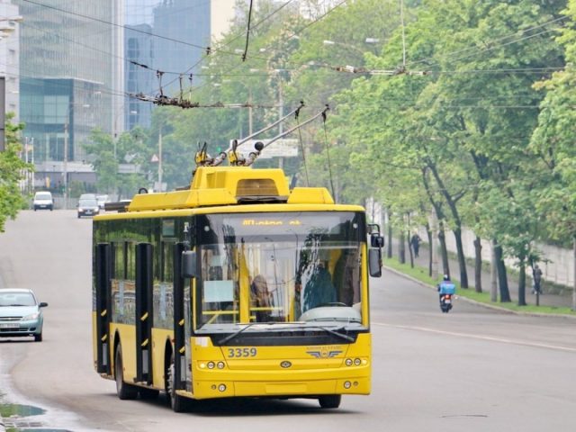 В Киеве из-за дыры в асфальте задерживаются троллейбусы