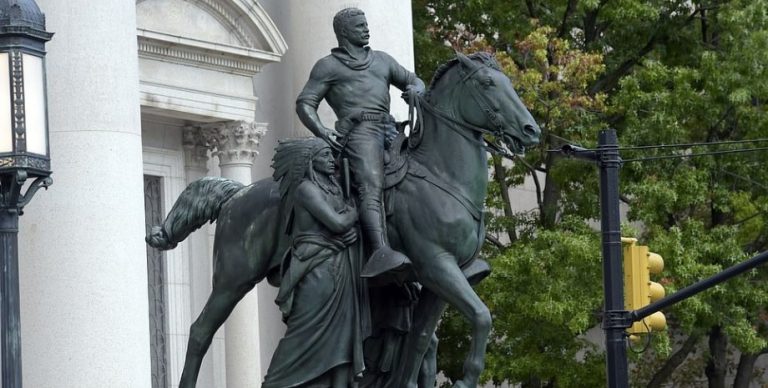 В Нью-Йорке памятник Рузвельту «обвинили» в расизме и демонтировали (ФОТО)