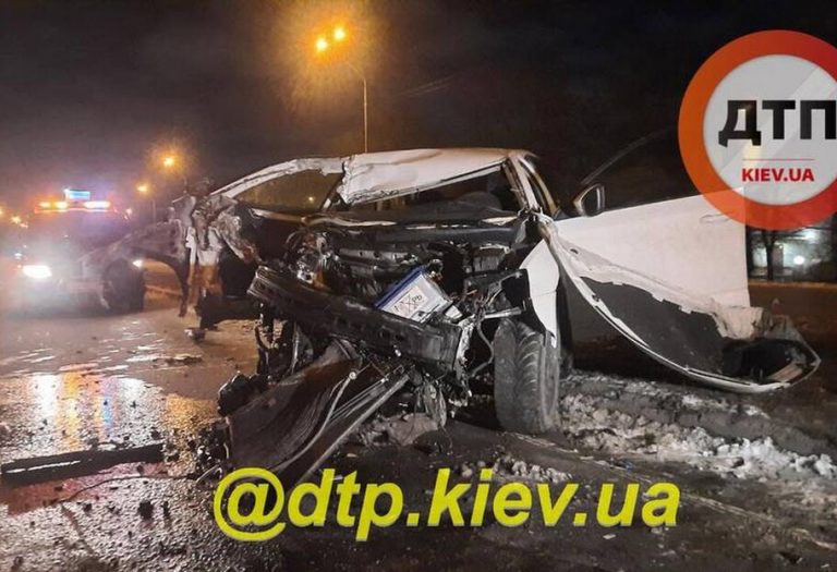 На въезде в Киев после ДТП авто превратилось в груду металла (ФОТО)