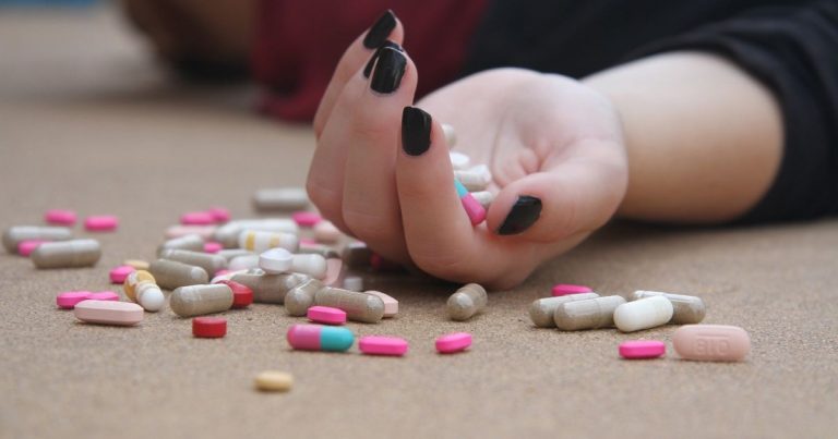  Под Днепром школьницы наглотались таблеток: девочки в реанимации