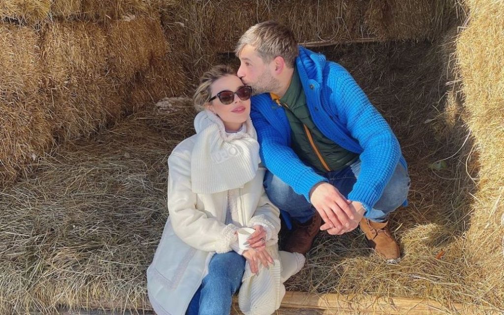 Алина Гросу позировала с возлюбленным на сеновале в Буковеле (ФОТО)