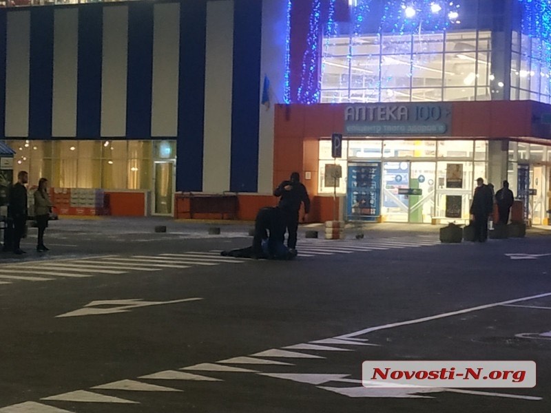 В николаевском гипермаркете скрутили вооруженного дебошира с шиншиллой (ФОТО, ВИДЕО)