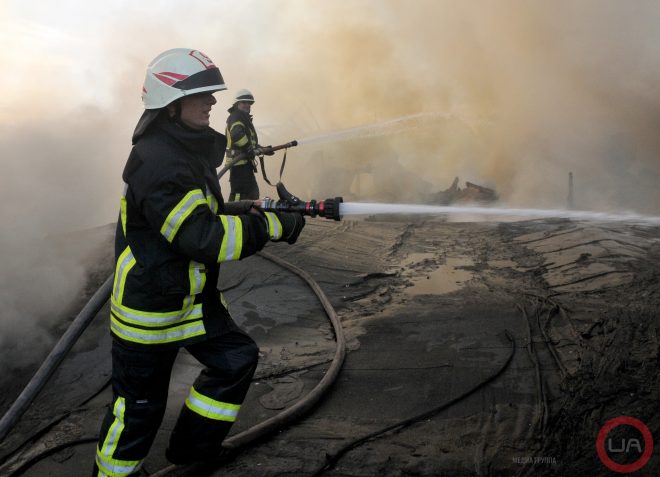 Во Львове произошел пожар в здании склада: подробности (ФОТО)