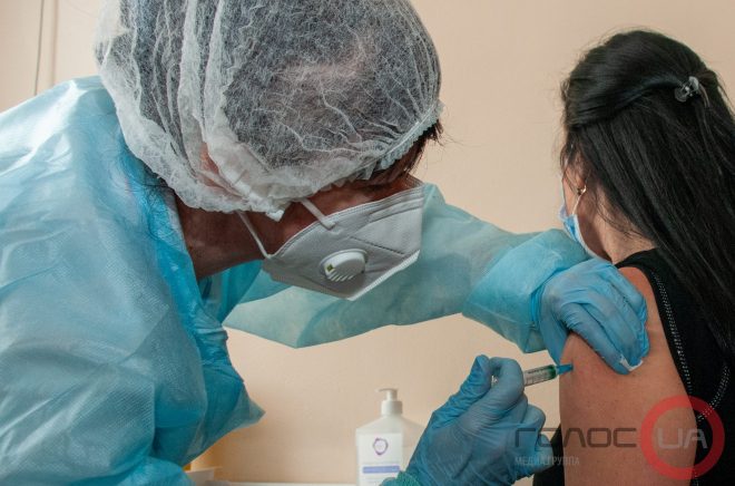 Минздрав: украинцы получили более 30 миллионов COVID-прививок