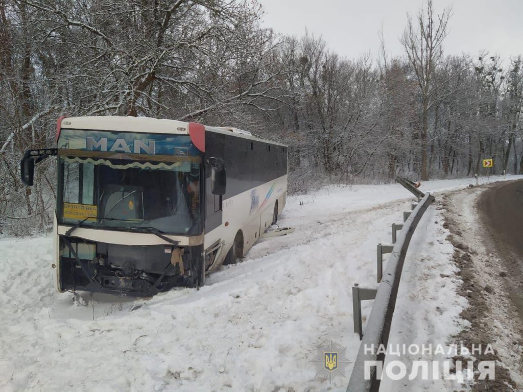 На Харьковщине «ЗАЗ» столкнулся с автобусом: детали ДТП (ФОТО, ВИДЕО)