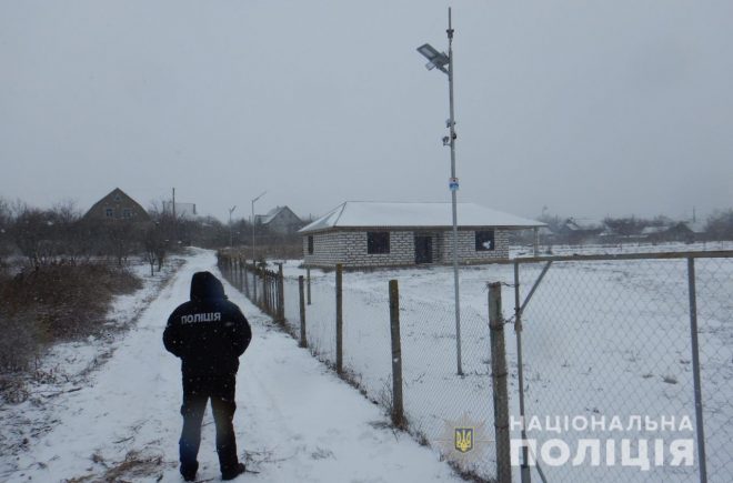 В Одесской области фермер повесил на столбы муляжи гранат для защиты имущества (ФОТО)