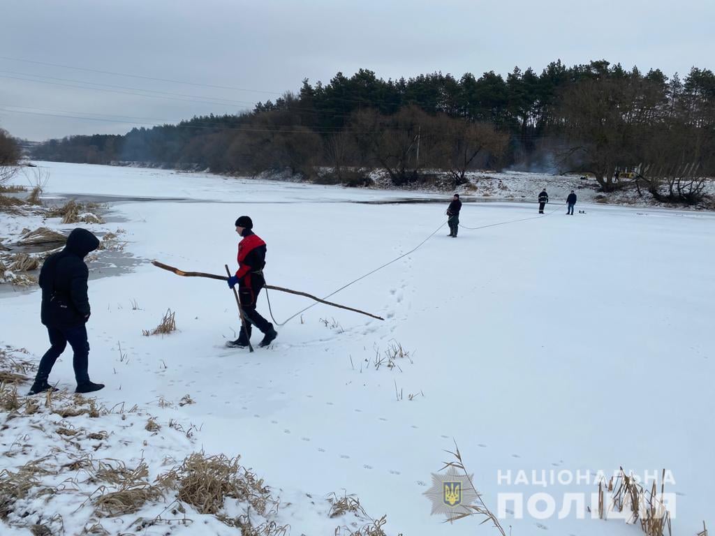 На Житомирщине вытащили из реки тело 35-летнего рыбака (ФОТО)