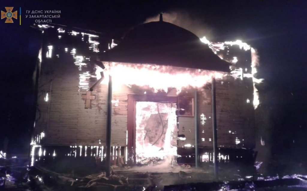 На Закарпатье горела церковь 19 века: настоятель подозревает поджог (ФОТО)