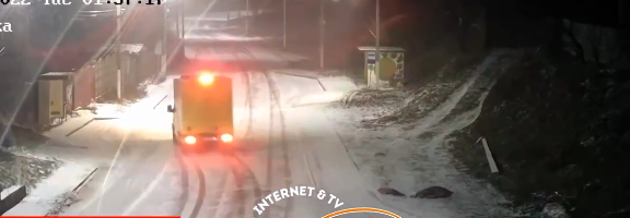 На скользкой дороге под Киевом занесло грузовик: авто врезалось в дом (ФОТО, ВИДЕО)