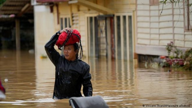 В результате наводнения в Малайзии погибло более пятидесяти человек