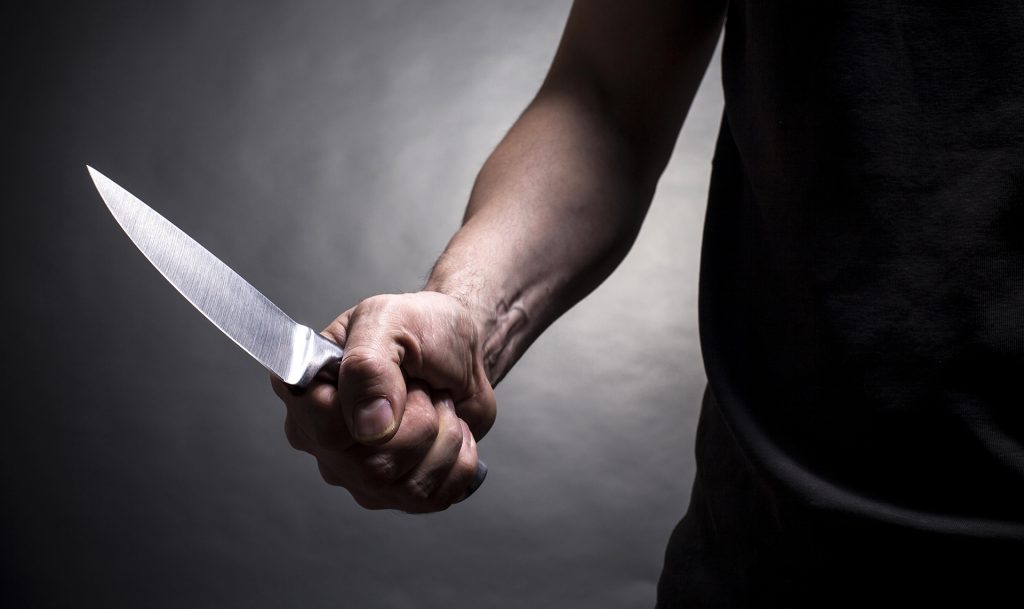 В Днепре бездомный напал с ножом на двух мужчин (ФОТО)