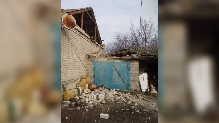 От сильного ветра в Днепропетровской области часть дома рухнула на гараж с машиной (ФОТО)
