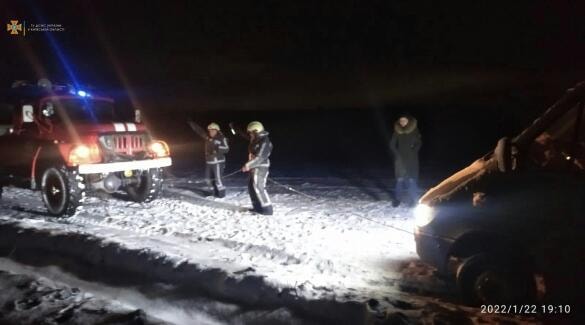 Под Киевом в снегу застрял микроавтобус (ФОТО)