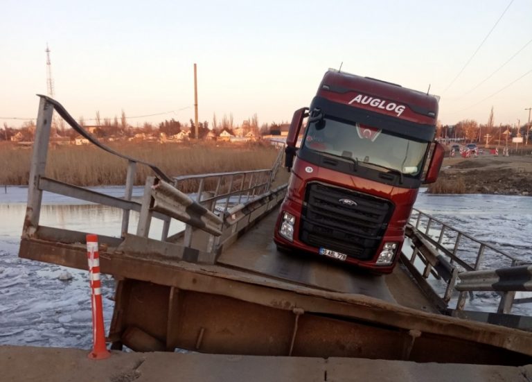 Под Николаевом фура утопила понтонный мост (ФОТО)