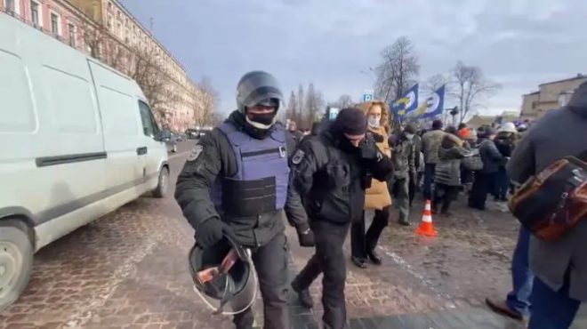 «Суд по Порошенко»: полиция применила газ против сторонников экс-президента (ФОТО, ВИДЕО)