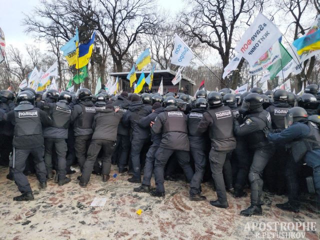«SaveФОП»: протестующие предприняли попытку штурма здания Рады (ФОТО)