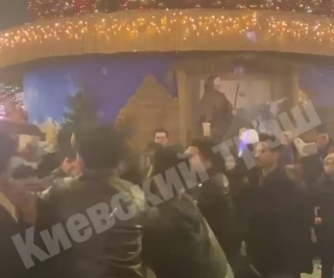 В центре Киева возле главной елки страны в новогоднюю ночь произошла массовая драка (ВИДЕО)