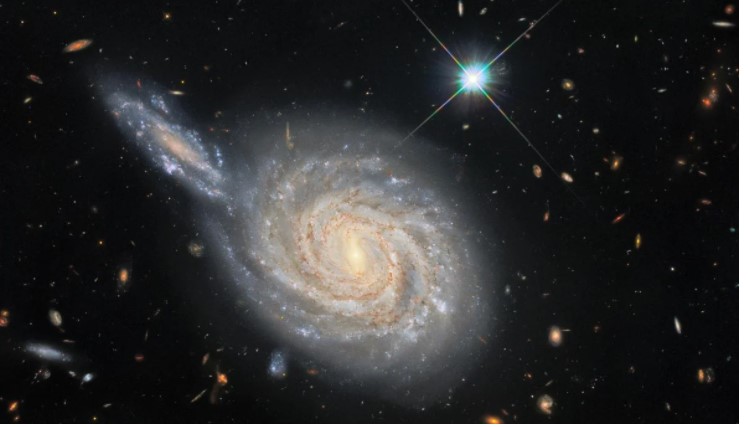 Телескоп Hubble сделал необычное фото спиральной галактики (ФОТО)