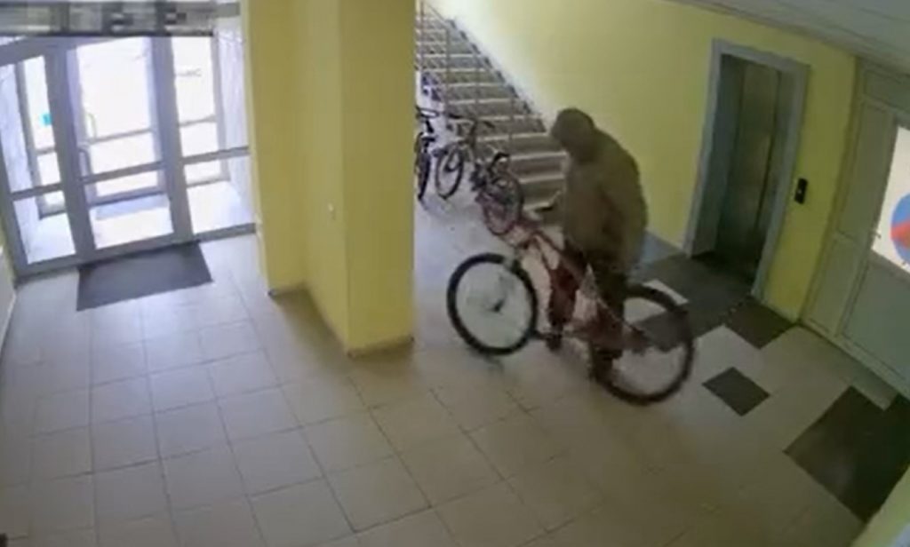 Под Киевом мужчина из соображений мести украл детский велосипед (ВИДЕО)