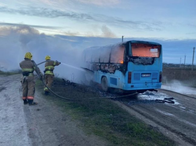 В Херсонской области на трассе загорелся рейсовый автобус (ФОТО)