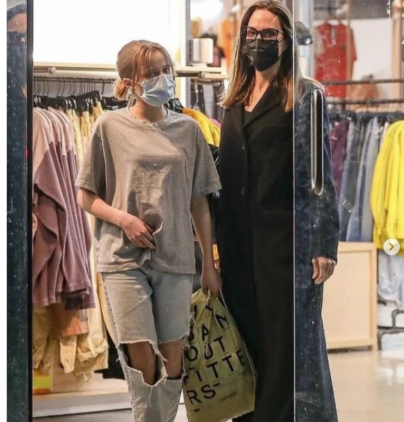 Дочь Джоли и Питта заметили на шопинге в ультрамодных джинсах (ФОТО)