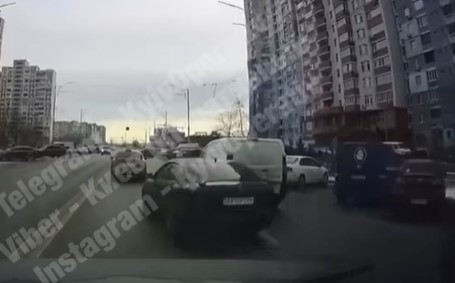 В Киеве «гонщик» на Skoda разбил припаркованные авто (ВИДЕО)