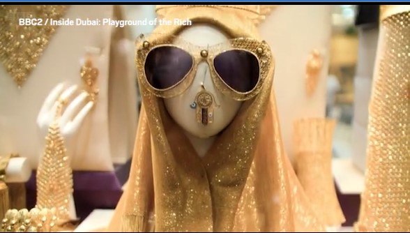 В Дубае выставили на продажу золотой шарф за 140 тысяч долларов (ВИДЕО)
