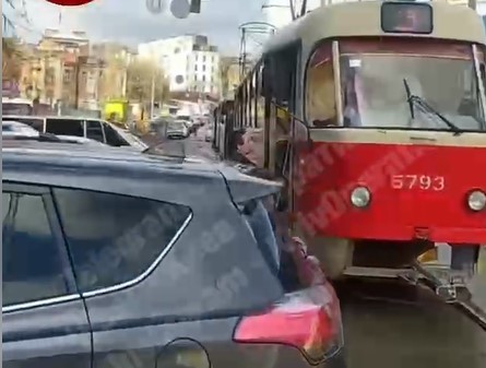 В Киеве «герой парковки» заблокировал движение трамваев (ВИДЕО)