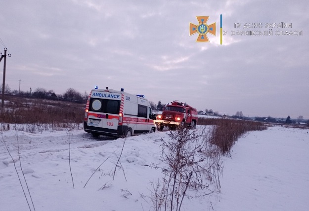 Везли больного ребенка: «Скорая помощь» под Харьковом застряла в снегу (ФОТО, ВИДЕО)
