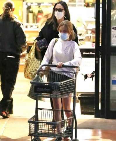 Старшая дочь Джоли и Питта отправилась на шопинг в мини-шортах (ФОТО)