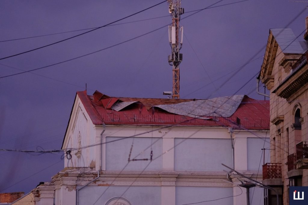 В Черновцах сильный ветер сорвал крышу кинотеатра (ФОТО)