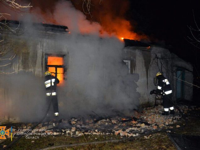 В Днепре ликвидировали пожар в одноэтажном доме (ФОТО, ВИДЕО)