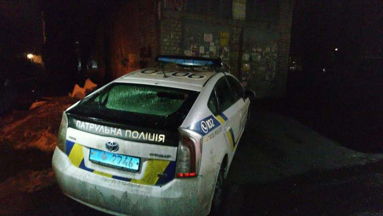 В Житомире буйный пассажир разбил полицейское авто (ВИДЕО)
