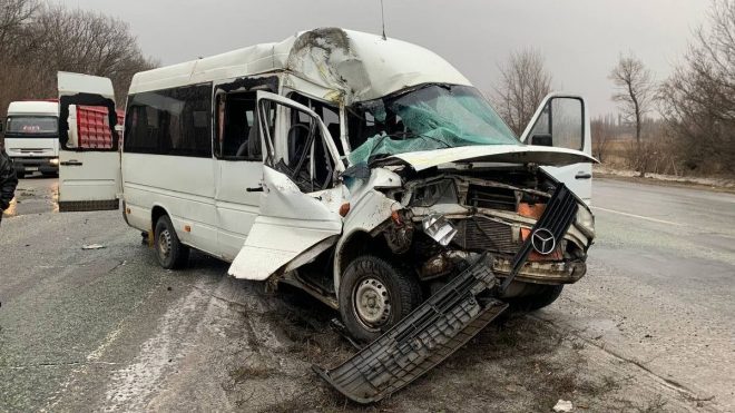 В Днепре столкнулись микроавтобус и грузовик, пострадали четыре человека (ФОТО)