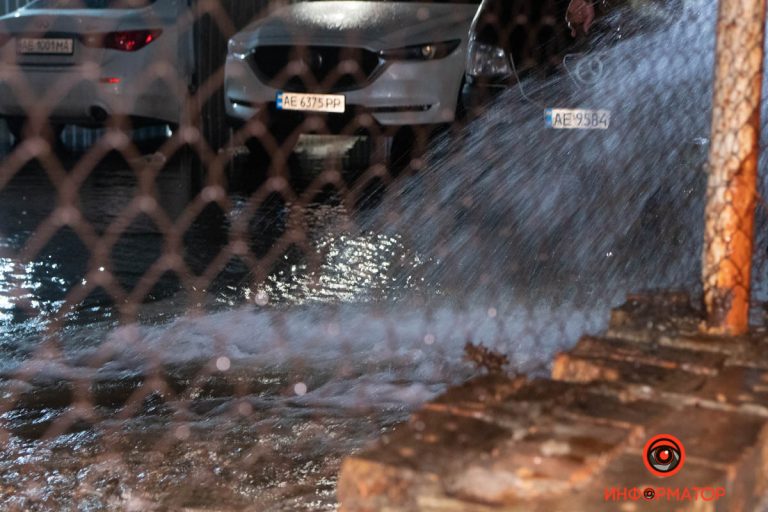 В Днепре затопило автомобильную парковку и дворы (ФОТО, ВИДЕО)