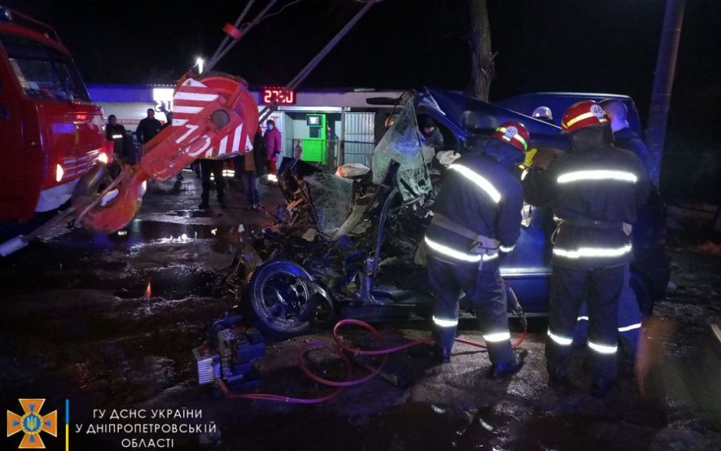 В Днепропетровской области автокран столкнулся с Mercedes: есть жертвы (ФОТО)