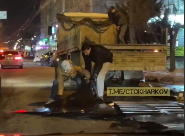 В Харькове грузовик застрял на дороге, из него высыпались листы металла (ФОТО, ВИДЕО)