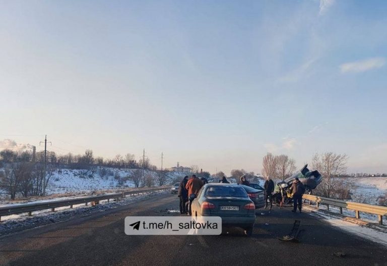 В Харькове перевернулось авто такси: 3 погибших, среди пострадавших – дети (ФОТО, ВИДЕО)