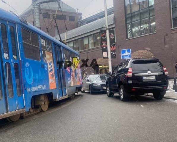 В Харькове «герой парковки» у рынка заблокировал движение трамвая (ФОТО)