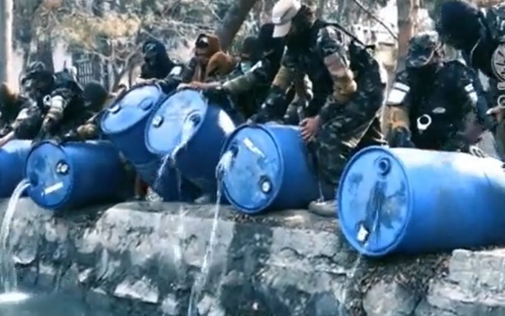 В Кабуле талибы устроили реку из алкоголя, уничтожив 3 тысячи литров спиртного (ФОТО, ВИДЕО)