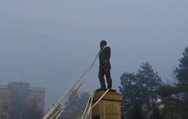 В Казахстане снесли памятник Назарбаеву (ФОТО, ВИДЕО)