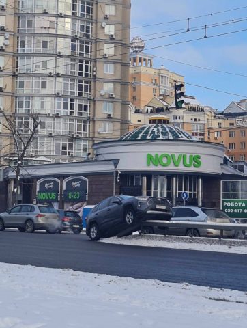 В Киеве автоледи «припарковала» внедорожник на отбойнике (ФОТО)