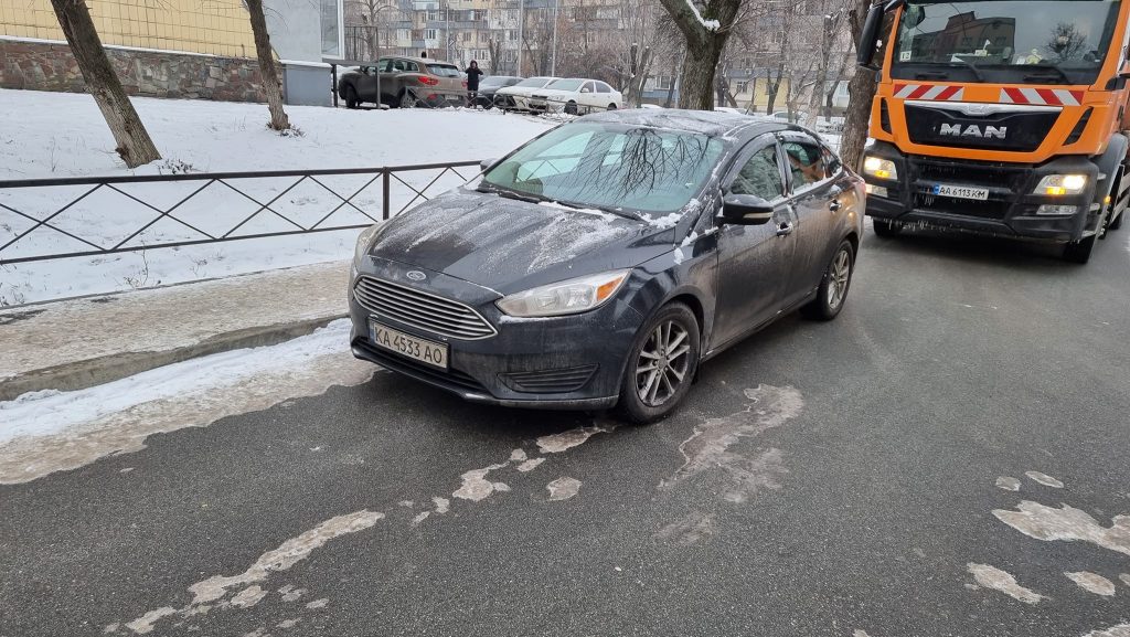 В Киеве «герой парковки» заблокировал проезд мусоровозу (ФОТО)