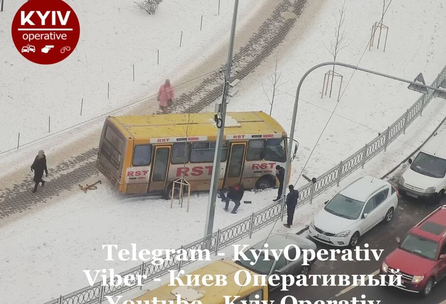 В Киеве заметили «уникального героя парковки»: Маршрутка застряла там, куда нельзя заехать (ФОТО)