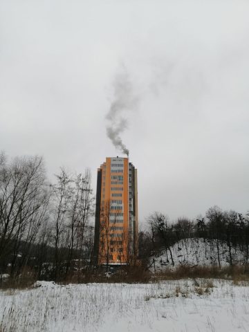 В Киеве многоэтажку начали отапливать дровами (ФОТО)